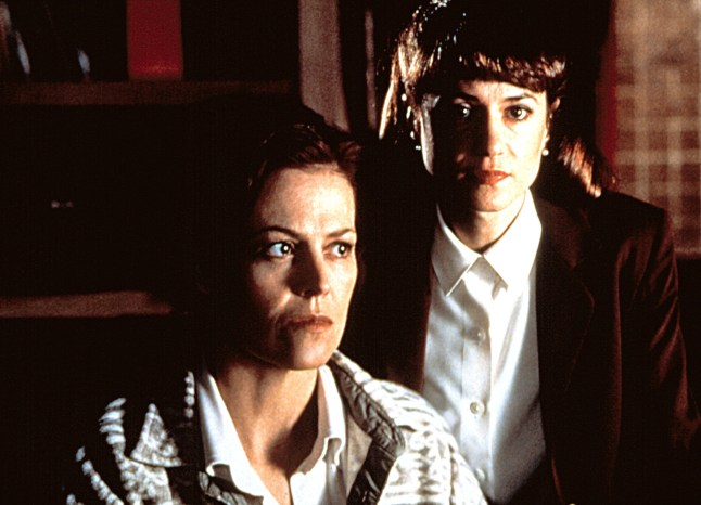 Sigourney Weaver as Dr Helen Hudson and Holly Hunter as M. J. Monahan standing close in a scene from Copycat